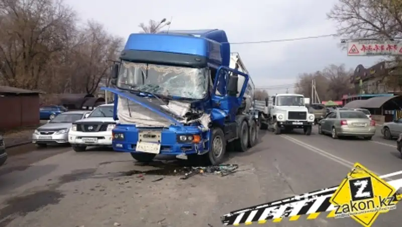 В Алматы тягач с цистерной врезался в КамАЗ, водителя зажало в кабине