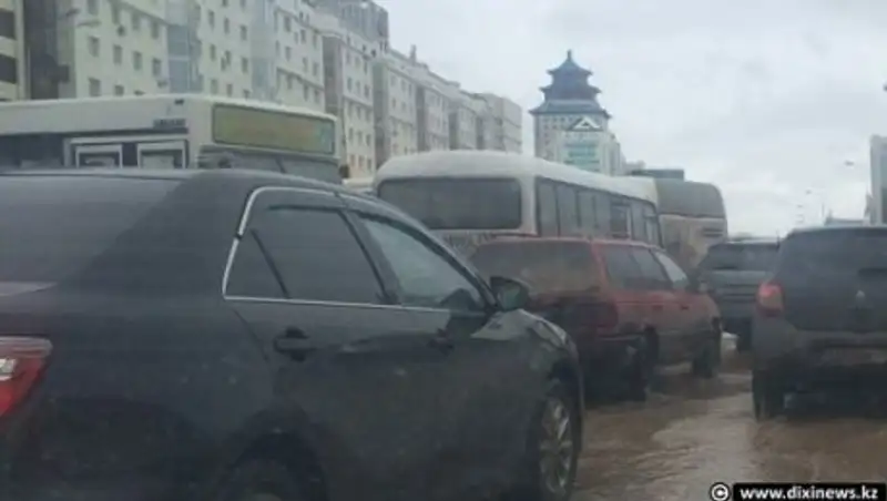 Из-за сильного дождя на улицах Астаны образовались заторы