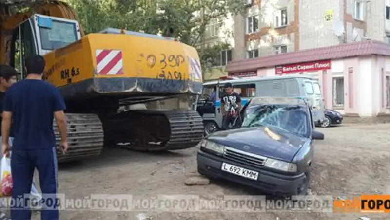 В Уральске экскаватор наехал на автомобиль