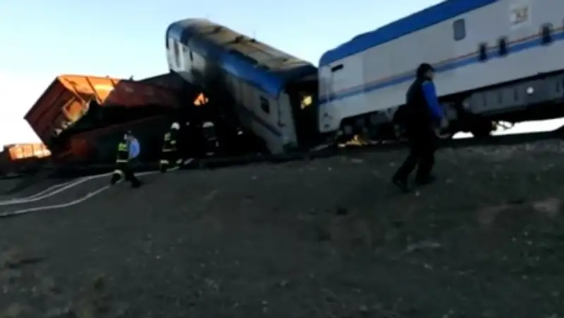 На участке столкновения двух грузовых поездов идут восстановительные работы
