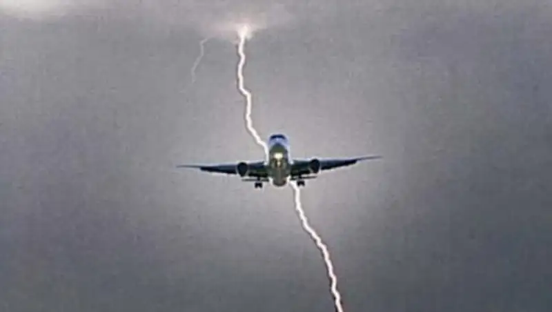 Молния прожгла фюзеляж пассажирского самолета, летевшего в Москву