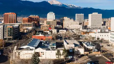 Пять человек погибли и 18 пострадали при стрельбе в клубе, фото - Новости Zakon.kz от 20.11.2022 18:13