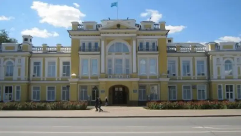 Полцарства за коня: На что тратят деньги чиновники в ЗКО