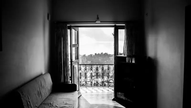 Пожилая жительница Павлодара пыталась спрыгнуть с балкона