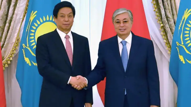 Токаев провел встречу с Ли Чжаньшу