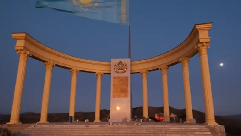 В Усть-Каменогорске стомиллионная композиция превращается в развалины