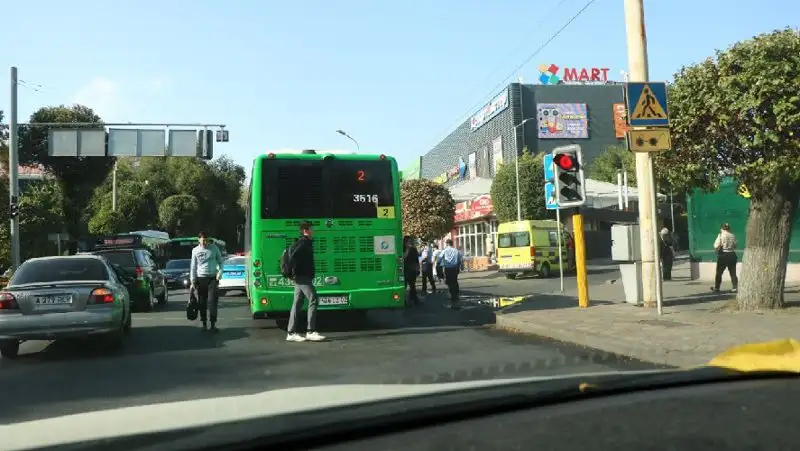 В Алматы автобус насмерть сбил женщину