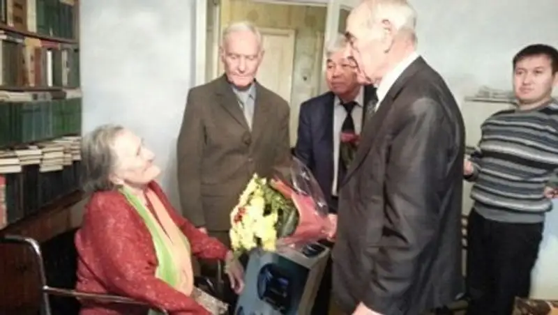 В ВКО с 90-летним юбилеем поздравили ветерана труда