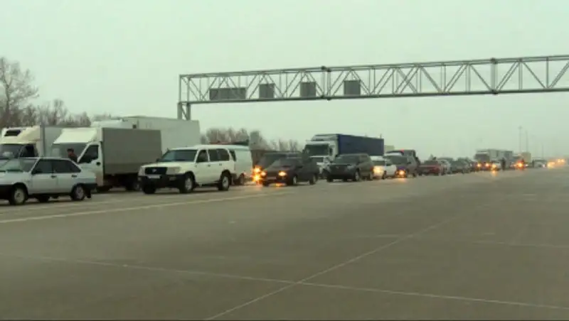 Некоторые трассы в Казахстане закрыты из-за ограниченной видимости