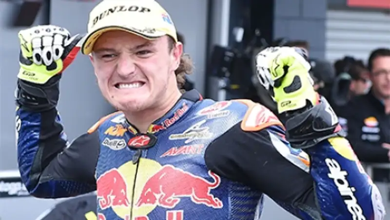 Австралийский мотогонщик три месяца соревновался со сломанными руками