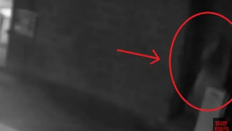 На автостоянке поселилась женщина-призрак