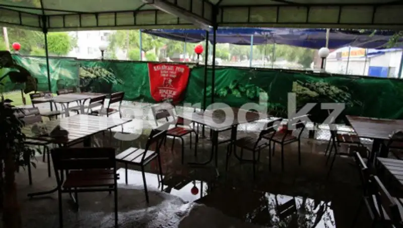 В Атырау бармен открыл кафе без ведома хозяина