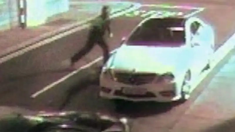 Автомобильный вор едва не убил себя кирпичом, попытавшись разбить им стекло Mercedes 