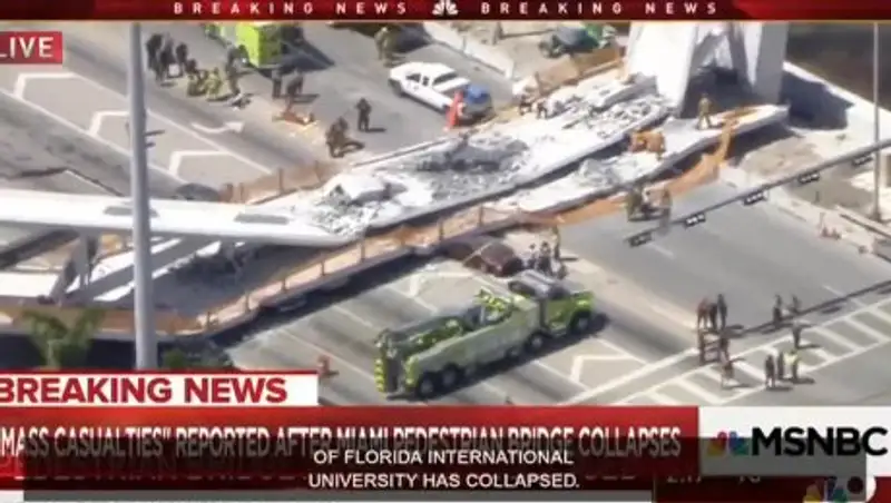 В Майами обрушился пешеходный мост, есть жертвы