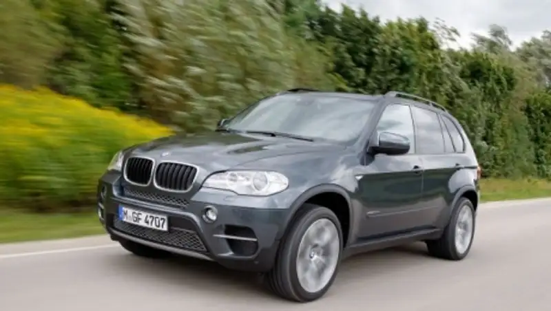 Девушка разъезжала на джипе по центральному парку Караганды