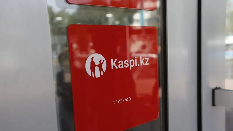 С мужчиной, захватившим отделение банка, ведут переговоры