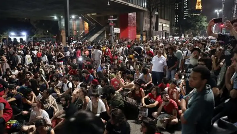 В Сан-Паулу противники импичмента Руссефф разгромили здание банка