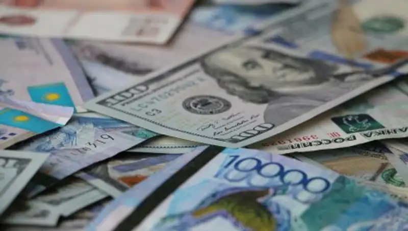 Тенге укрепляется перед Новым годом