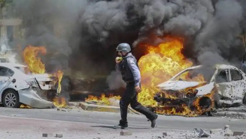 Более 200 ракет: центр Израиля подвергся ракетному обстрелу