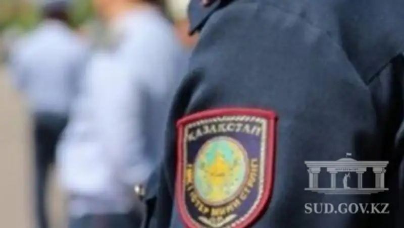 В Атырау осудили двоих полицейских грабивших гастарбайтеров
