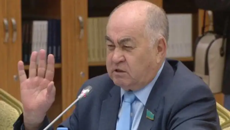 За дорогие особняки и иномарки раскритиковал таможенников депутат