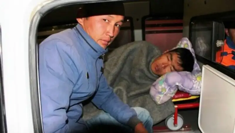 В Актау военные вытащили из моря двух тонувших мужчин