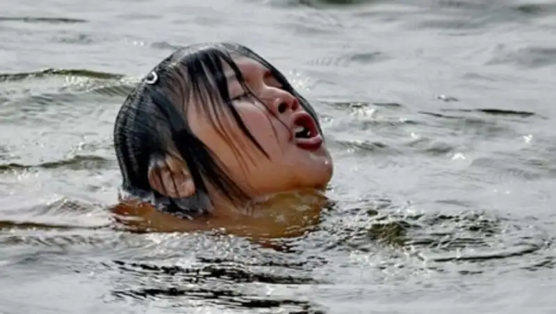 В Кызылординской области полицейский спас тонувшую девочку