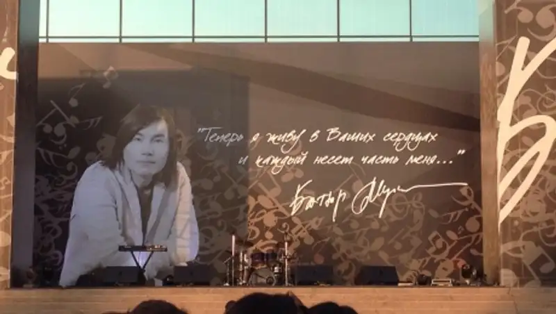 В Алматы перед Дворцом Республики вспоминают Батыра Шукенова