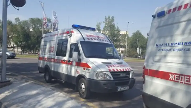 Алматинские водители не хотят и не умеют пропускать скорую помощь
