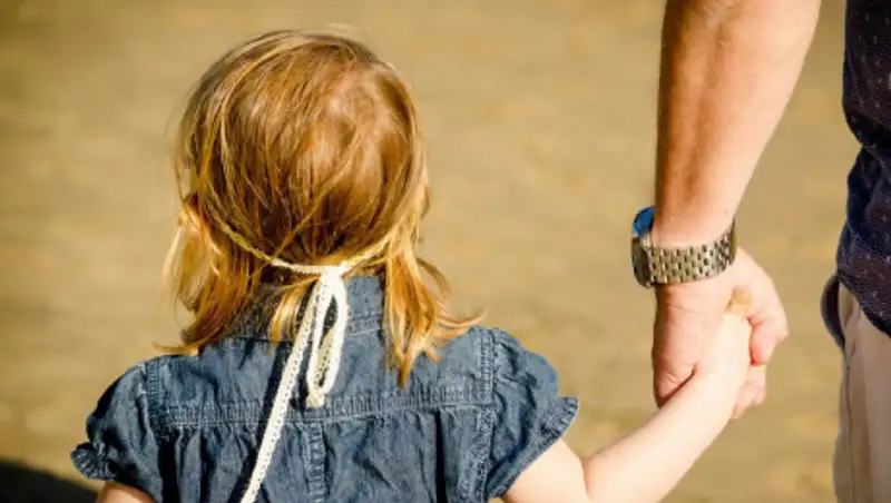 В Актау мужчина увел девочку, но их заметил прохожий