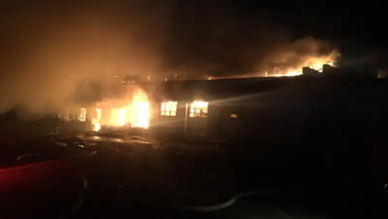 500 квадратных метра огня: в СКО сгорели магазин и склад