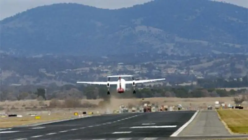 В США легкомоторный самолет врезался в грузовик