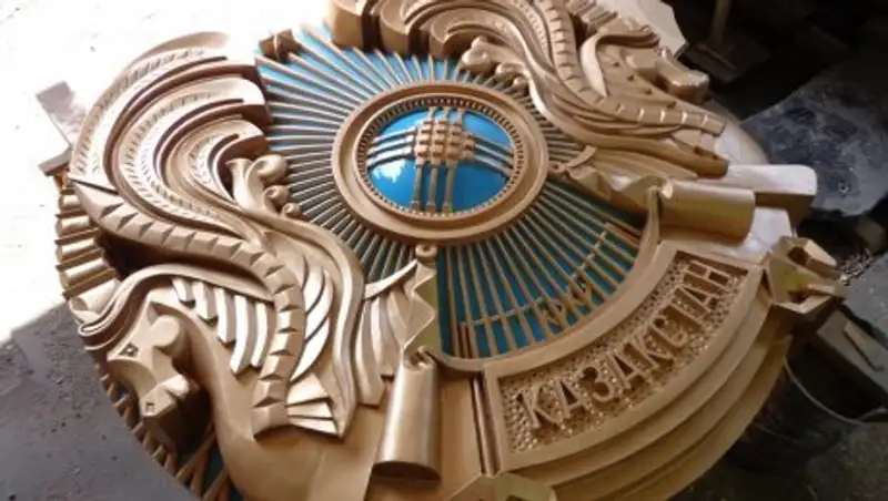 Производителям государственного герба запрещено исполнять дизайн госсимвола «от руки»