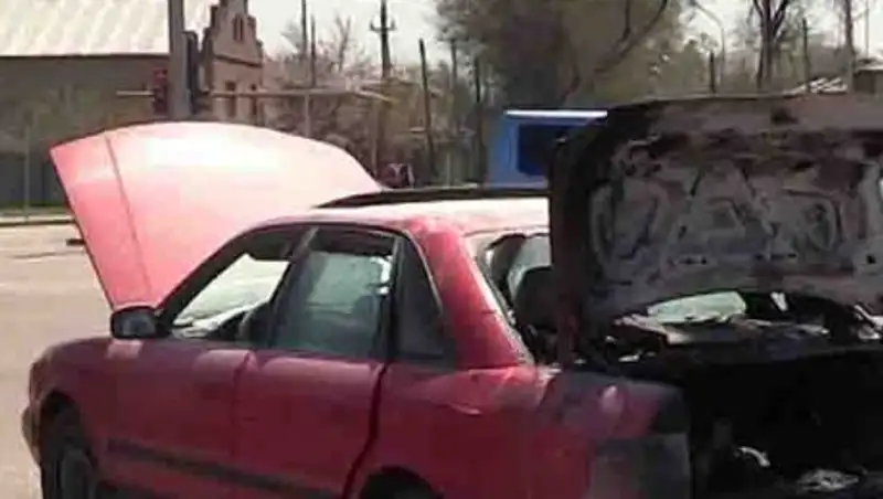 В Алматы Audi протаранил эвакуатор