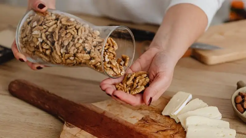 Диетолог назвала полезные продукты для перекуса на работе