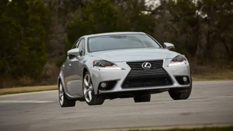 Lexus обновил седан IS