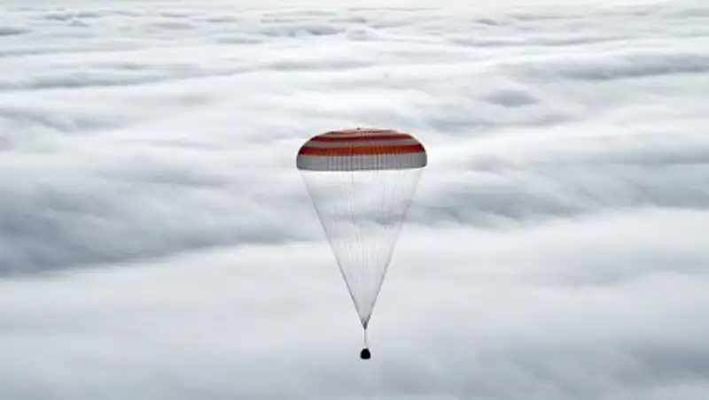 Вернувшийся на Землю экипаж МКС начали эвакуировать из спускаемой капсулы