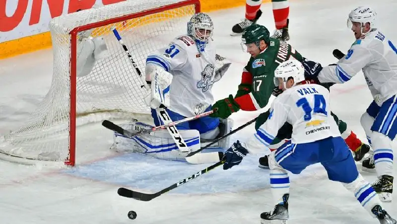 «Барыс» уступил «Ак Барсу» в напряженной игре