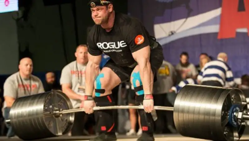 Российский пауэрлифтер поднял полтонную штангу и истек кровью