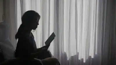 девушка, книга, фото - Новости Zakon.kz от 14.03.2022 15:06