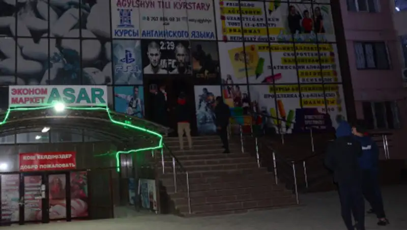 Волонтеры помогают полицейским проводить рейды по увеселительным заведениям в Таразе