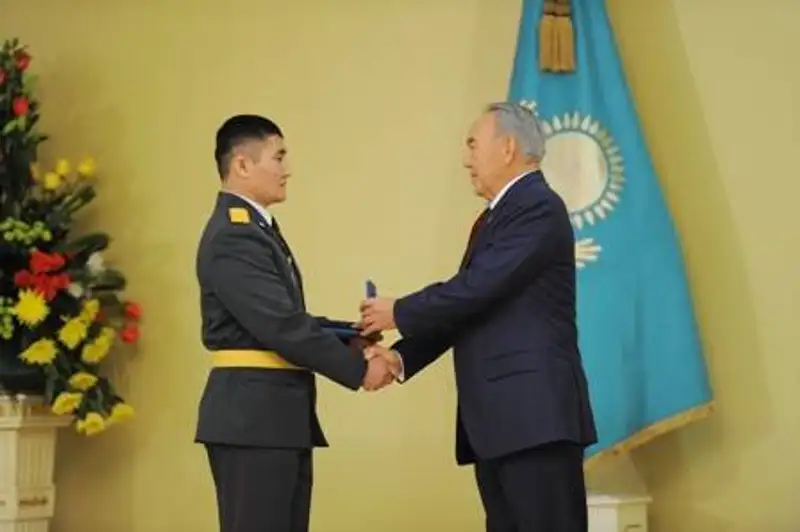 Президент Казахстана вручил генеральские погоны представителям Минобороны, КНБ, МЧС и СОП (фото) Президент Казахстана вручил генеральские погоны представителям Минобороны, КНБ, МЧС и СОП (фото), фото - Новости Zakon.kz от 07.05.2012 17:46