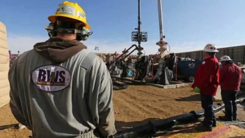 Стоимость нефти снижается на рекордных данных о запасах США