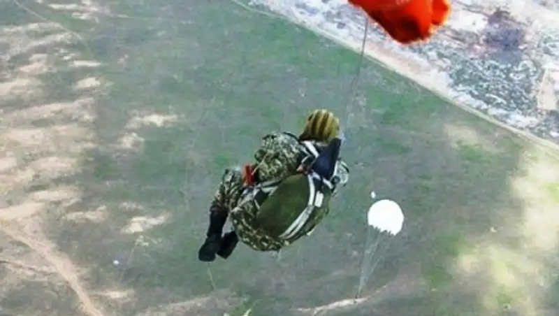 Казахстанские курсанты-десантники за время учебы совершают 25 прыжков с парашютом