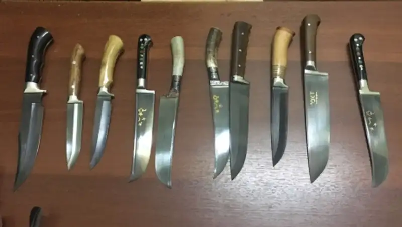 Провоз крупной партии ножей ручной работы пресекли казахстанские пограничники 