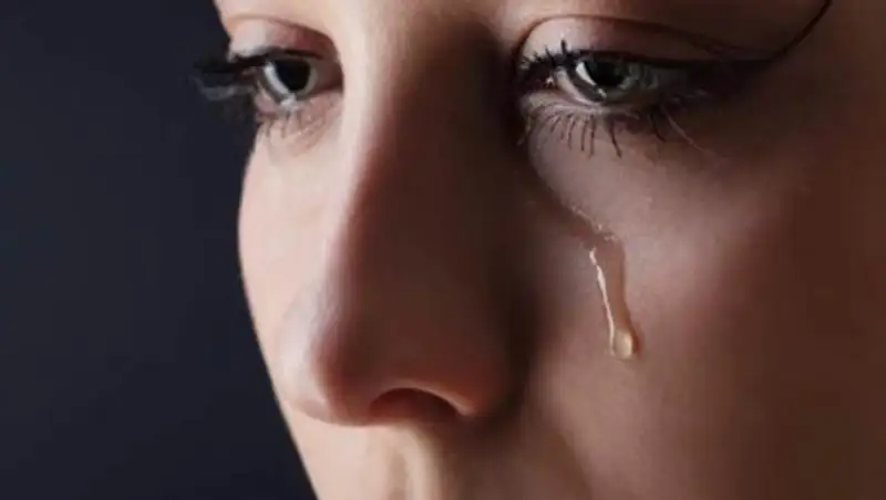 По каким причинам могут слезиться глаза