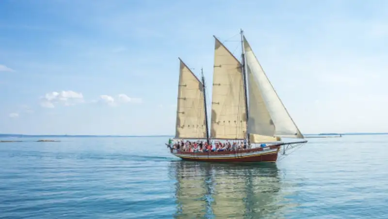 Летающий над морем корабль озадачил пользователей Сети