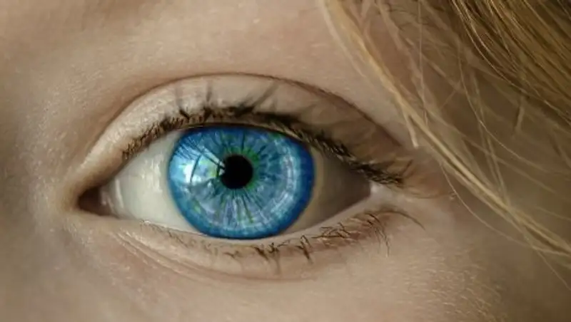 Как носить контактные линзы