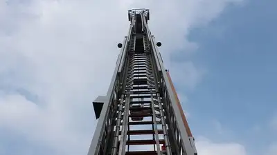 во время учений перевернулась автолестница, фото - Новости Zakon.kz от 12.09.2023 23:07