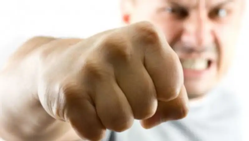 Житель Аркалыка едва не задушил врача, который лечил его сына